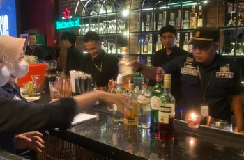 Satpol PP Bogor Razia Kafe Jelang Ramadan, 200 Botol Miras Ilegal Disita