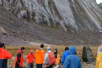Jenazah 2 Pendaki yang Tewas di Puncak Carstenz Diterbangkan ke Jakarta Besok