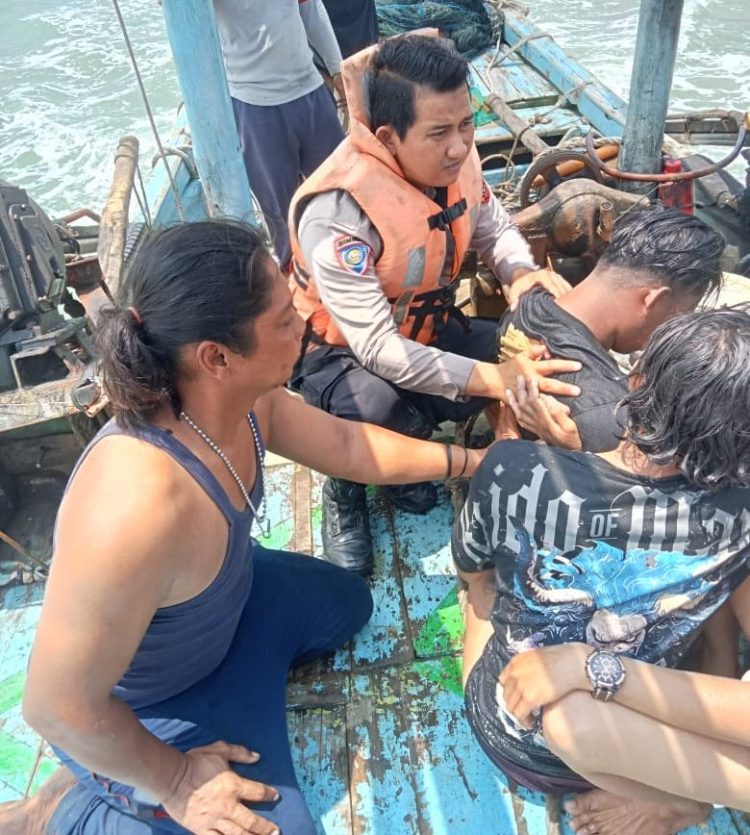Perahu Nelayan Terbalik Dihantam Ombak, Empat Nelayan di Indramayu Selamat Berkat Aksi Cepat Polisi dan Warga