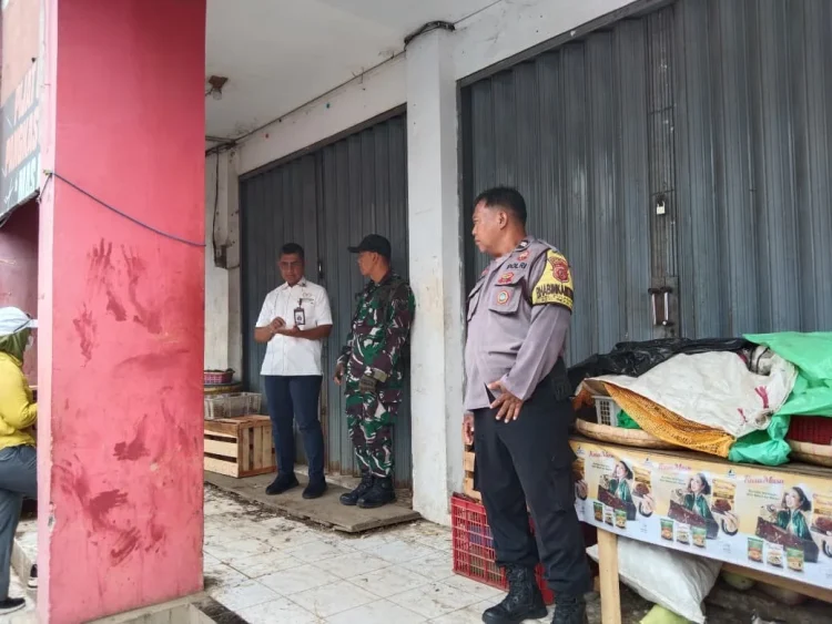 Bhabinkamtibmas Cirebon Ajak Warga Aktifkan Siskamling Demi Lingkungan Aman dan Bebas TPPO