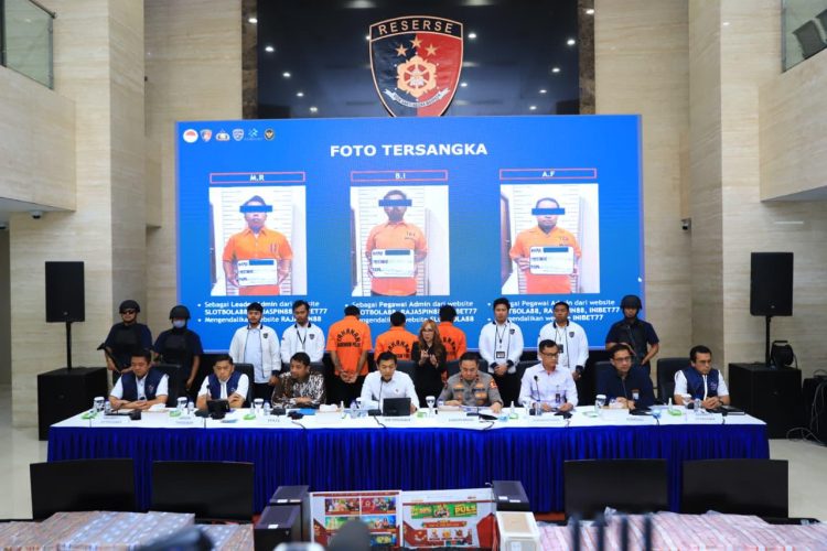 Jaringan Internasional Server Judi Online Dibongkar di Tiga Kota Besar: Puluhan Tersangka Ditangkap, Kerugian Negara Ditaksir Miliaran Rupiah