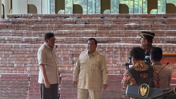 Kejagung Pamerkan Rp 2,4 Triliun Hasil Korupsi CPO di Depan Prabowo