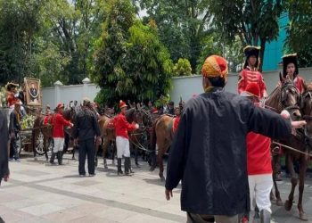 JENAZAH PB XIII RAJA KERATON SURAKARTA DIBERANGKATKAN KE IMOGIRI