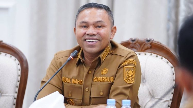 KPK GELEDAH RUMAH DINAS GUBERNUR RIAU ABDUL WAHID, BURU BUKTI TAMBAHAN KASUS PEMERASAN ‘JATAH PREMAN’