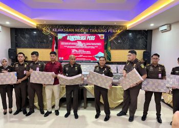 FANTASTIS! KEJARI TANJUNG PERAK SITA UANG TUNAI RP70 MILIAR DARI KASUS KORUPSI PENGERUKAN KOLAM PELABUHAN