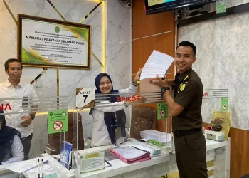 PELIMPAHAN 10 TERSANGKA KORUPSI PJU KERINCI KE PENGADILAN TIPIKOR JAMBI