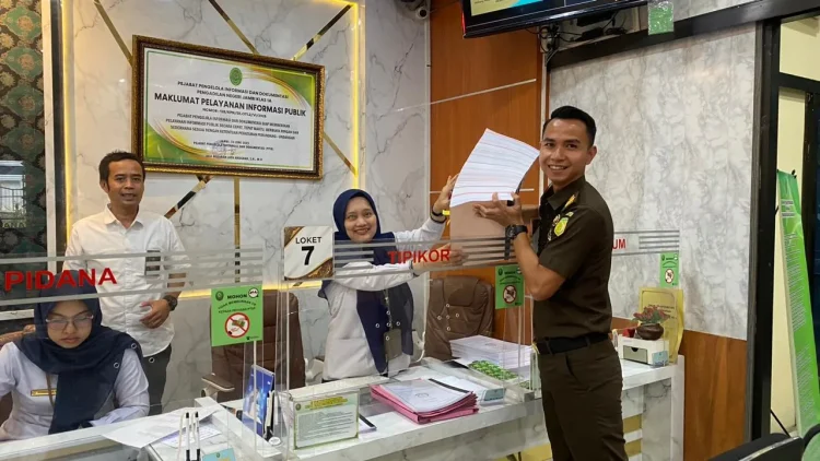 PELIMPAHAN 10 TERSANGKA KORUPSI PJU KERINCI KE PENGADILAN TIPIKOR JAMBI