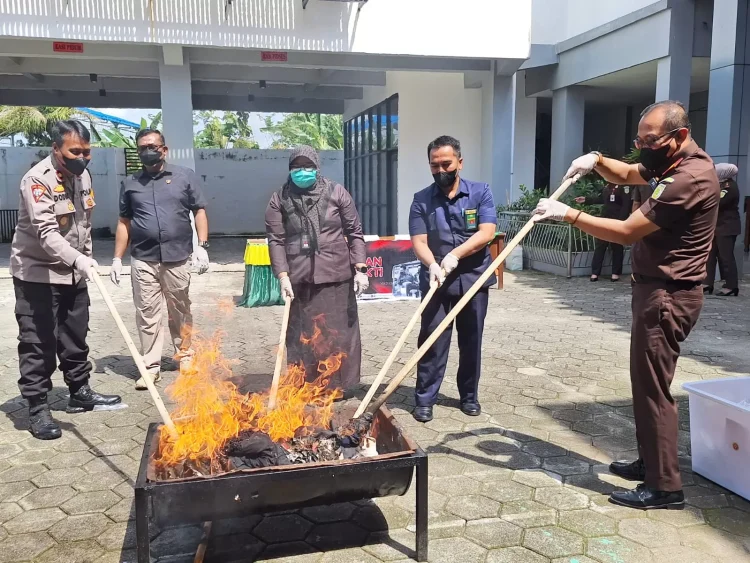 Narkotika Mendominasi, Kejari Magetan Musnahkan Barang Bukti dari 45 Perkara