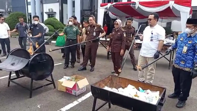 Kejari Pandeglang Musnahkan Barang Bukti dari 54 Perkara, Mulai Narkoba hingga Uang Palsu