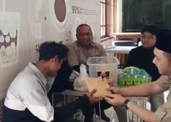 Jual Gorengan Keliling Sambil Kuliah, Januari Yusuf Raih Bantuan Wisuda dari Presiden Prabowo