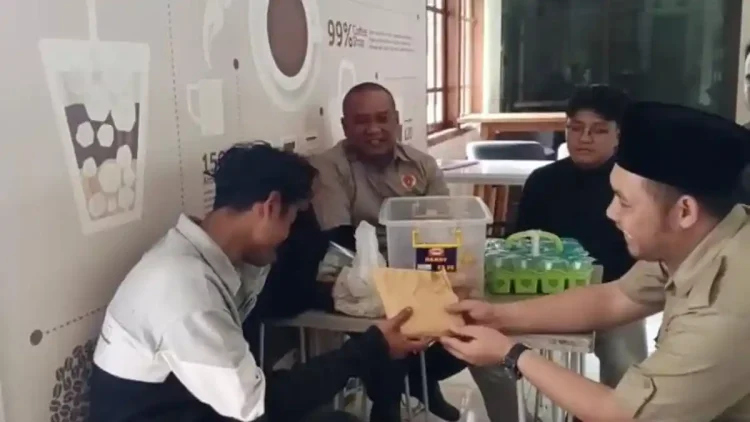 Jual Gorengan Keliling Sambil Kuliah, Januari Yusuf Raih Bantuan Wisuda dari Presiden Prabowo