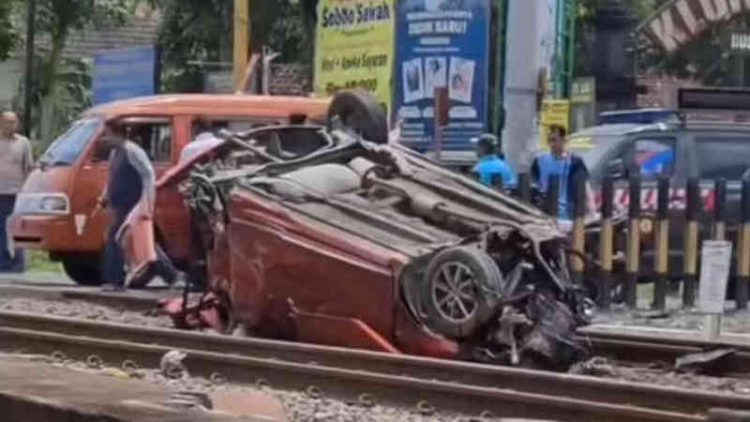 Tragedi Maut di Sleman: KA Bangunkarta Hantam Mobil dan Motor di Prambanan, 3 Orang Tewas