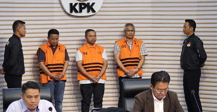 KPK DUGA GUBERNUR RIAU TERIMA RP2,25 MILIAR DARI TOTAL KESEPAKATAN AWAL RP7 MILIAR HASIL PEMERASAN ANAK BUAH